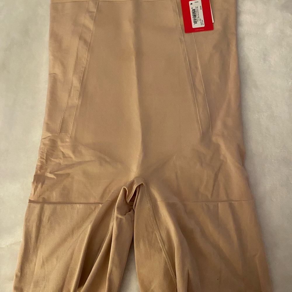 Spanx oncore mid-thigh sculpting short